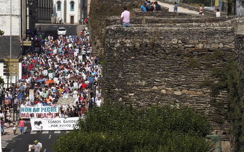 Manifestación por el precio de la leche en Lugo. Foto: EFe / Eliseo Trillo.