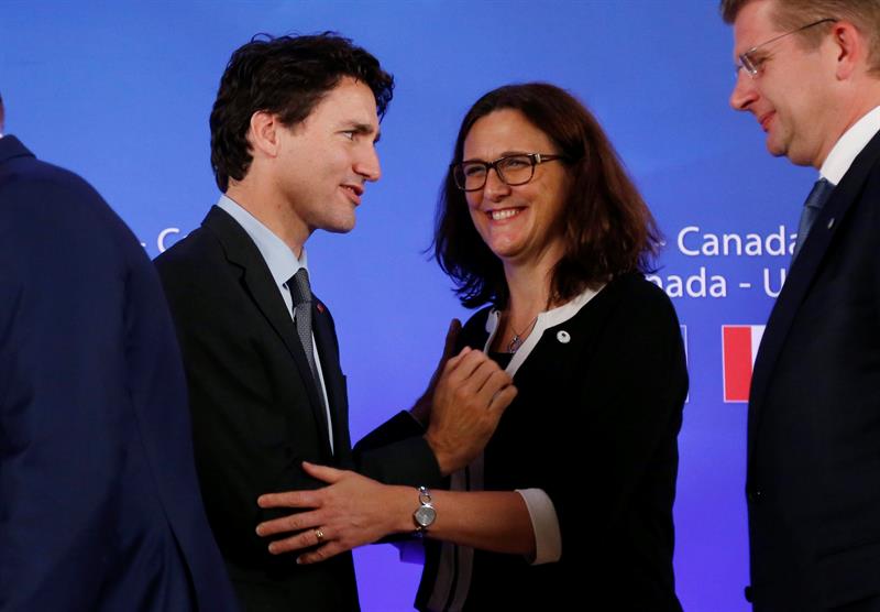 El primer ministro canadiense, Justin Trudeau, habla con la comisaria europea de Comercio, Cecilia Cecilia Malmstrom, en imagen de archivo. EFE/EPA/FRANCOIS LENOIR / POOL
