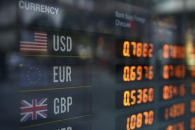 Imagen de un panel con la cotización de las principales divisas mundiales. EFE/Dan Himbrechts 