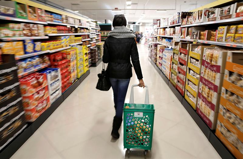 Una mujer llena su cesta de la compra en un supermercado. Foto: EFE/Manuel Bruque.