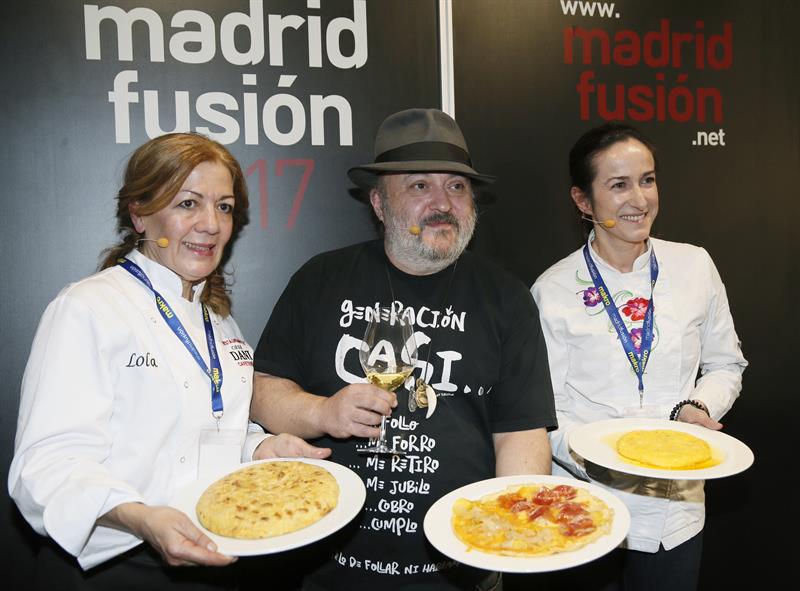 Exhibición de tortilla de patatas con jamón ibérico en Madrid Fusión 2017. EFE/Mariscal