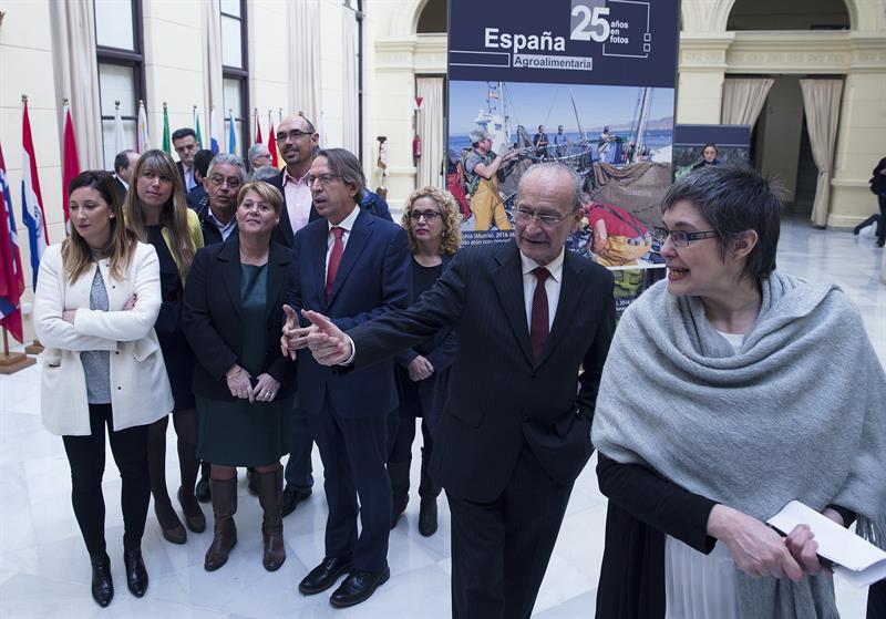 Instantánea de la inauguración en Málaga de la exposición "España Agroalimentaria. 25 años en fotos" . EFE/Jorge Zapata. 