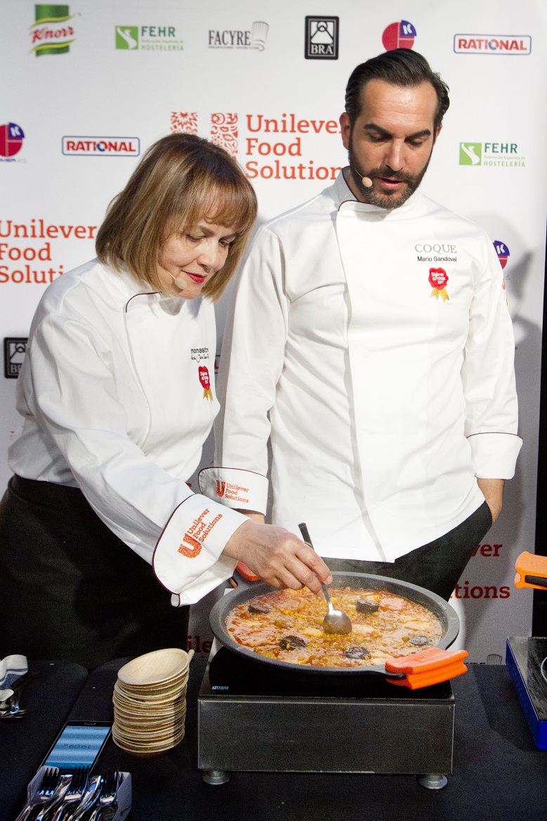 Mario Sandoval y la cocinera María José San Román en la presentación del concurso los Mejores Arroces 2017. Foto: EFE / Javier Lizón.