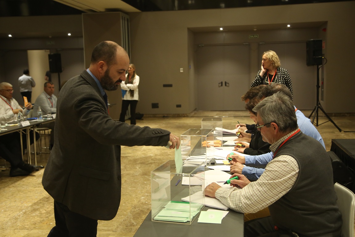 Basilio Otero votando en las elecciones en ls que fue elegido presidente de la Federación Nacional de las Cofradías Pesqueras (FNCP). Foto: FNCP. 