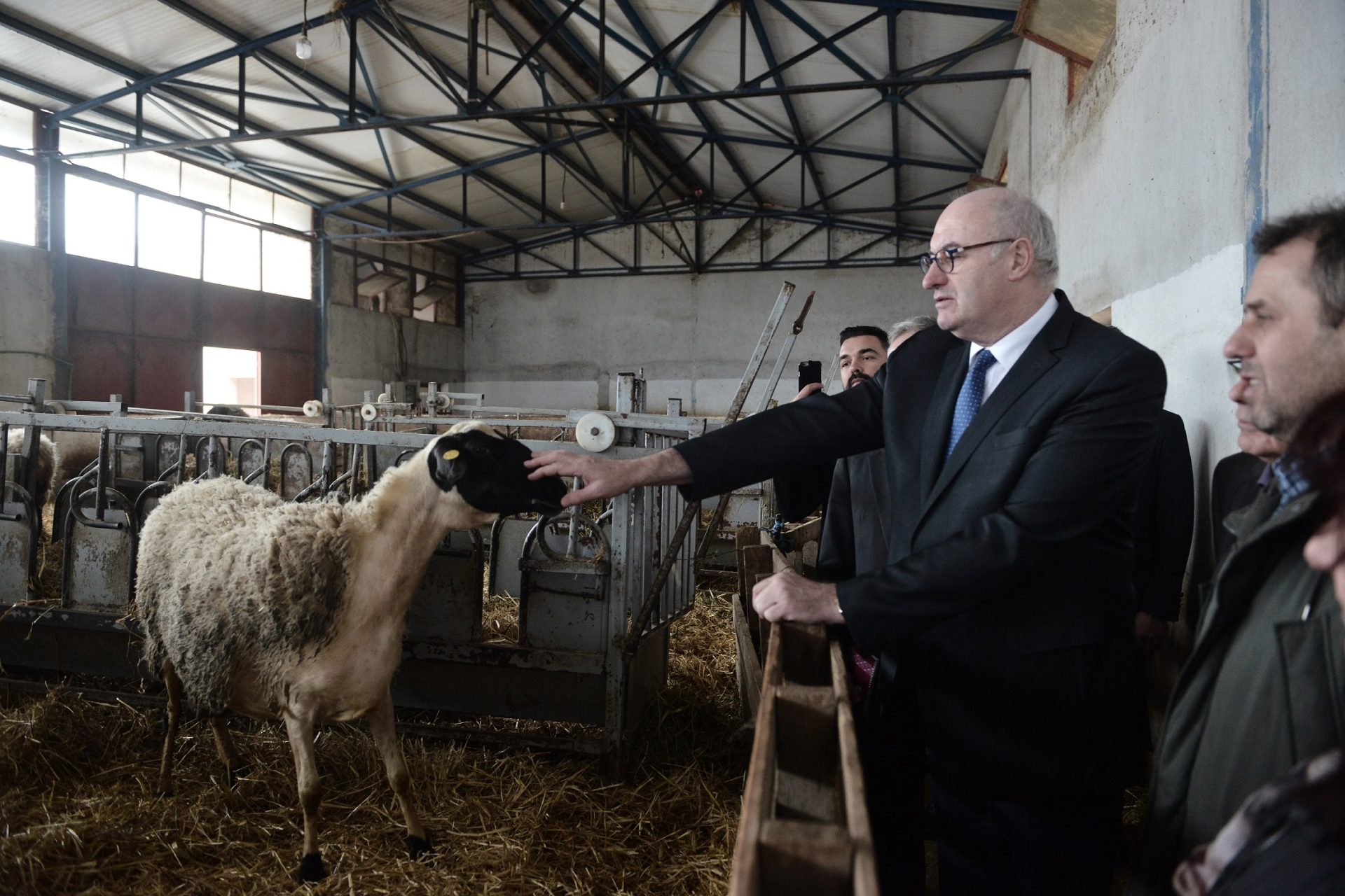 El comisario de Agricultura de la UE, Phil Hogan, visita una granja en Kourellas, Grecia, en una imagen de archivo. (Foto: Comisión Europea)
