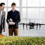 Un joven maneja un dron en agricultura. Efeagro/EPA/Robin van Lonkhuijsen