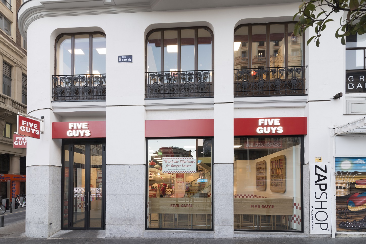 Fachada del restaurante Five Guys localizado en la Gran Vía de Madrid. EFEAGRO/Fotografía cedida por la compañía
