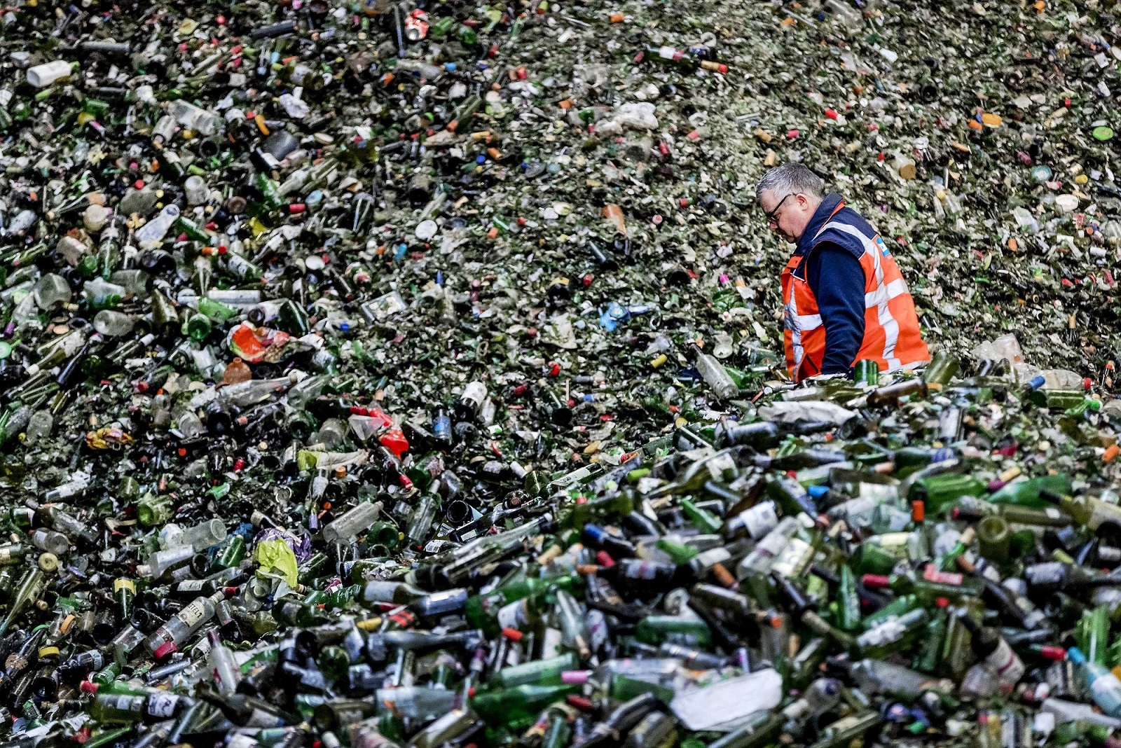 Una montaña de botellas esperan para ser procesadas en la planta de reciclado. EFE/Archivo. Remko De Waal