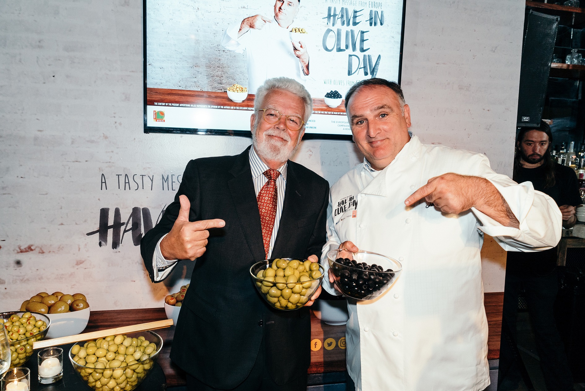 Ricardo Serra junto al chef José Andrés promocionan la aceituna en EEUU. Foto: Interaceituna