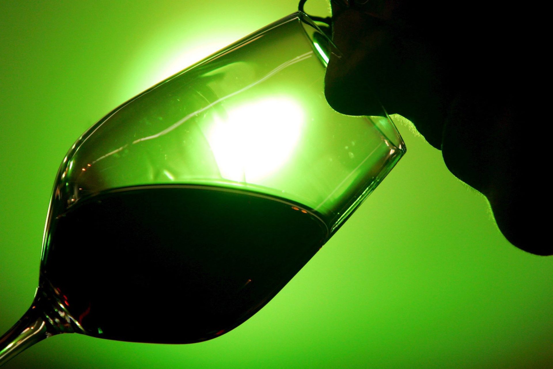 Imagen de una mujer oliendo un vino como parte de una cata. Foto: EFE/Patrick Seeger