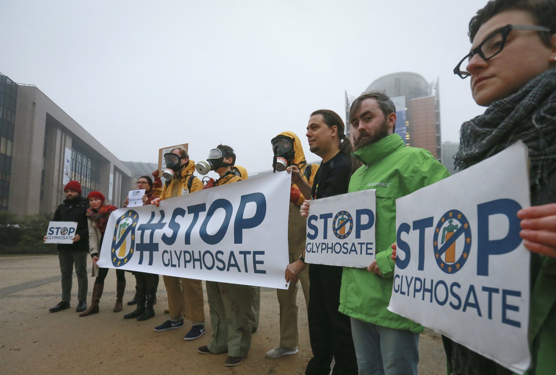 Activistas sostienen una pancarta en la que se puede leer "#stopglyphosate" (lit: Stop Glifosato) durante una protesta en la Plaza Schuman, próxima a la sede de las Instituciones Europeas en Bruselas (Bélgica). EFE/Archivo. Olivier Hoslet
