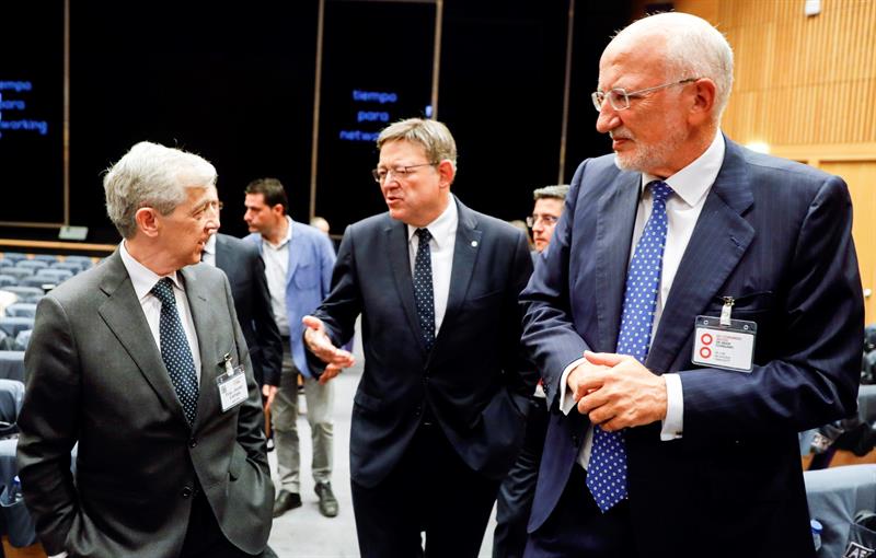 El president de la Generalitat, Ximo Puig (c), conversa con el presidente de la Asociación de Empresas del Gran Consumo (Aecoc), Javier Campo (i), y con el presidente de Mercadona, Juan Roig (d), durante su intervención en el congreso anual Aecoc. Foto: EFE/Kai Försterling.