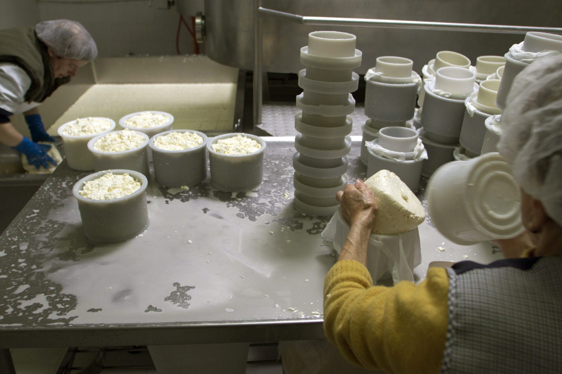 Imágen de elaboración de una mantequilla en una industria española. EFE/Archivo. Eliseo Ttrigo