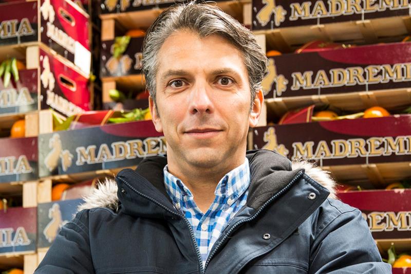 El gerente de naranjasyfrutas.com, Juan José Bas, posa el 20 de diciembre de 2017, en la terminal de alimentos de Toronto (Canadá). EFE