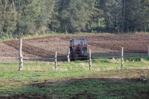 Un tractor trabaja en una explotación gallega. Efeagro/G.M.