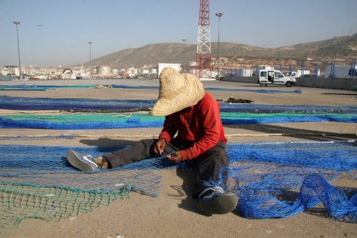 En Marruecos, imagen de reparación de redes de pesca. Foto: EFEAGRO/Marta Miera