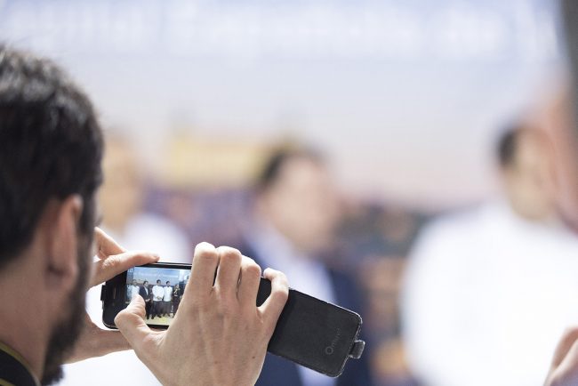 Un joven toma una imagen con su smartphone de una de las presentaciones de Alimentaria.