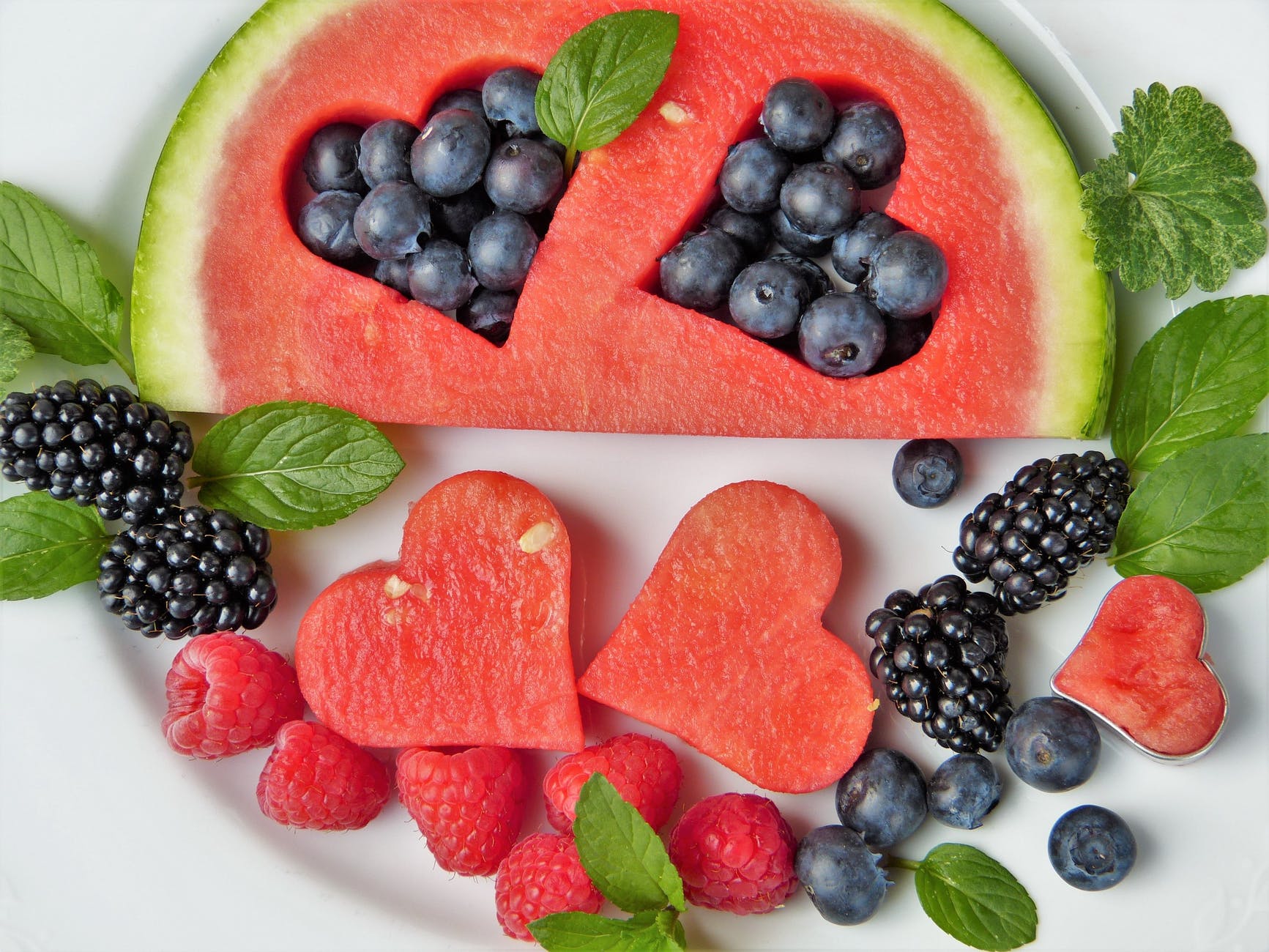 composición de frutas con sandía y berries.