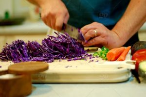 Un hombre cocinando. Foto: Pexels.