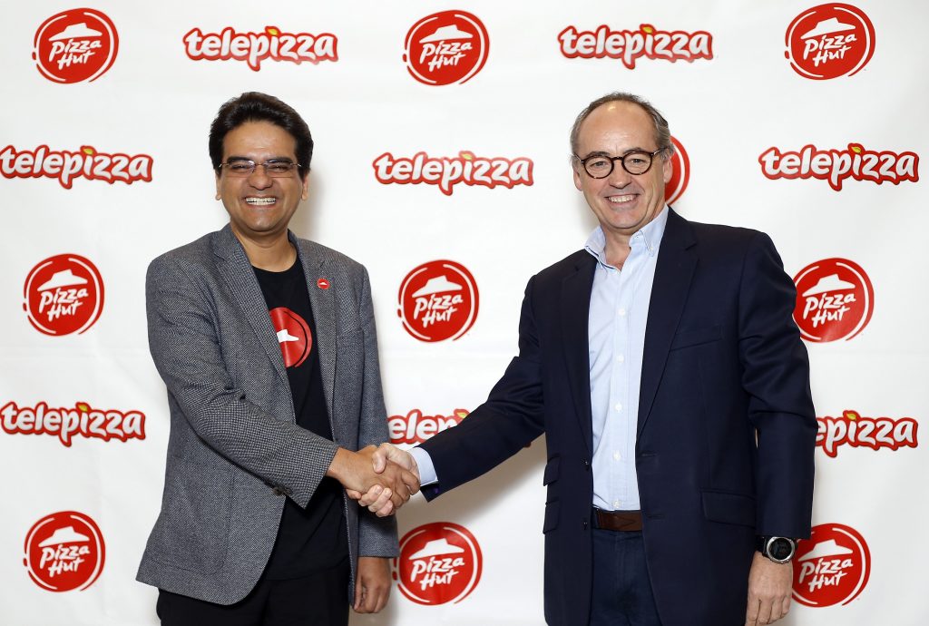 El presidente de Pizza Hut International, Milind Pant, (i) y el presidente ejecutivo de Telepizza, Pablo Juantegui (d). Foto cedida por las compañías.