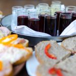 Una mesa con aperitivos y bebidas para servir un cáterin. Efeagro/Pexels