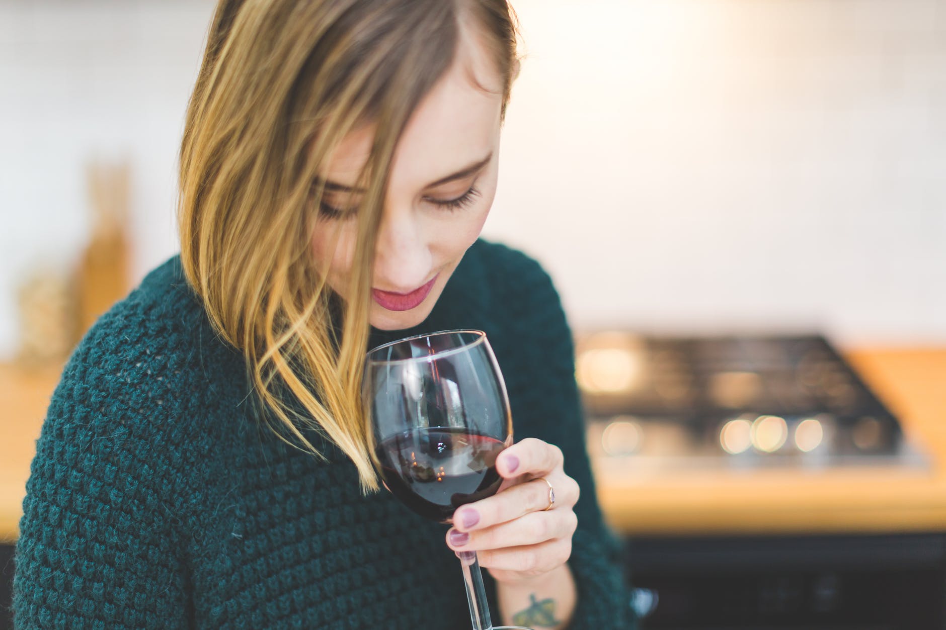 Una mujer toma una copa de vino. Foto: Pexels.
