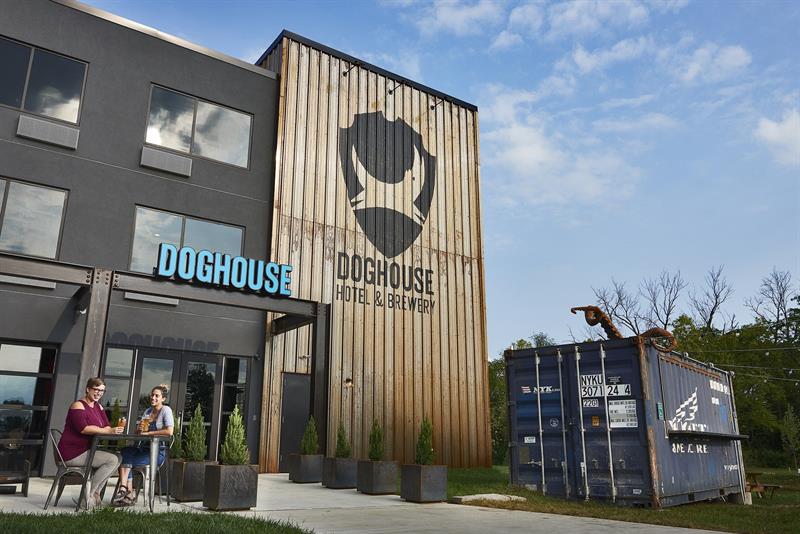 Imagen de la fachada del hotel-cervecería DogHouse, inaugurado por la cervecera escocesa BregDog, especializada en la producción artesanal. Uubicado en la ciudad de Columbus, Ohio (EE.UU.), el hotel temático ofrece a sus huéspedes un torrente de cerveza sin tener que llamar al camarero. Foto: Cedida por el hotel-cervecería.