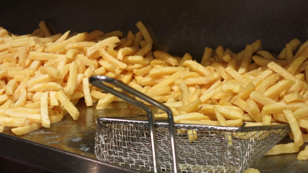Imagen de archivo de un conjunto de patatas fritas cocinadas según la tradición belga de doble fritura: una primera en aceite vegetal, a 160 grados, y una segunda en grasa de vaca, a 180. Foto: EFE/Mónica Faro.