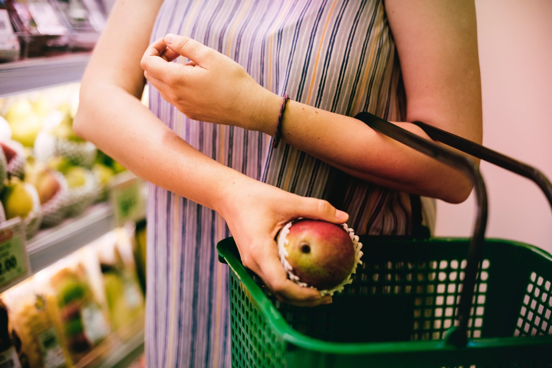 Una mujer hace la compra en un supermercado. Efeagro/Pexels