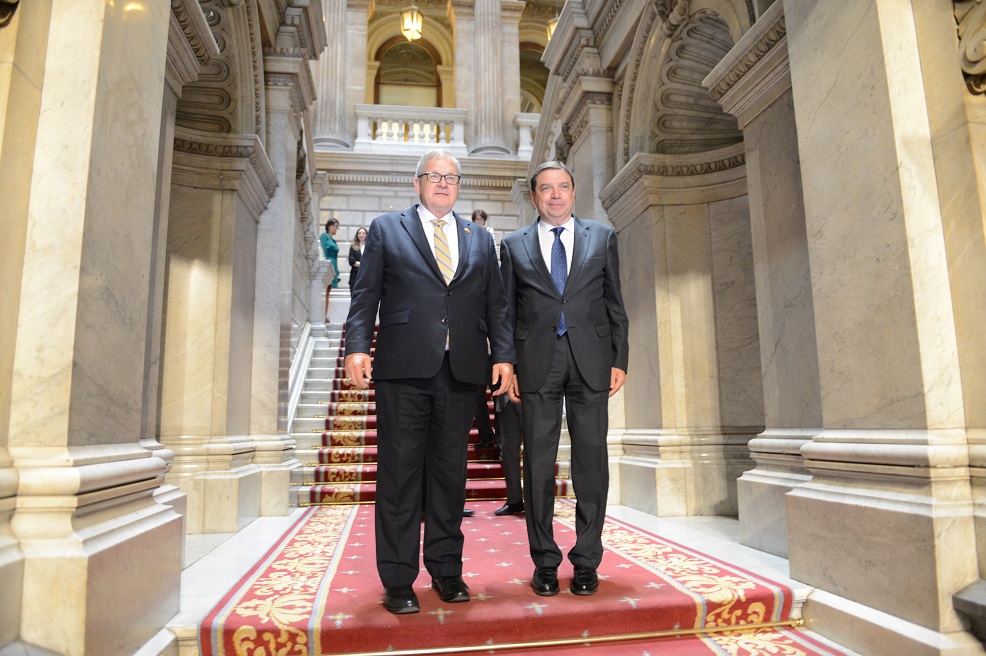 Los ministros de Agricultura de Canadá y España. Foto: cedida por el Mapa.