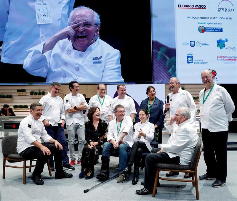 El cocinero, Juan Mari Arzak (d, sentado), acompañado por sus hijas, Elena (2d-sentada), y Marta (c, i), y por sus compañeros de profesión durante un homenaje al restaurador donostiarra celebrado durante el acto de inauguración del congreso San Sebastián Gastronomika, que celebra su vigésima edición. EFE/Juan Herrero.