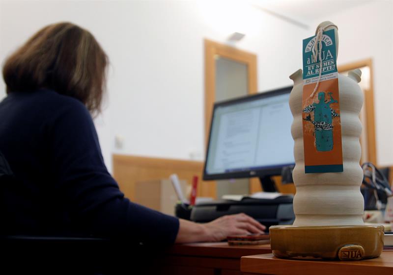 Una trabjadora en la Universidad de Alicante con un botijo