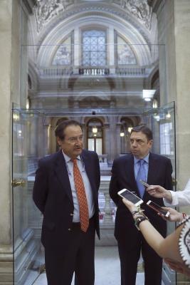  El presidente de la Asociación Española de Exportadores e Industriales de Aceituna de Mesa (Asemesa), Carlos Camacho, en un encuentro con el ministro de Agricultura, Pesca y Alimentación, Luis Planas. Foto: EFE.