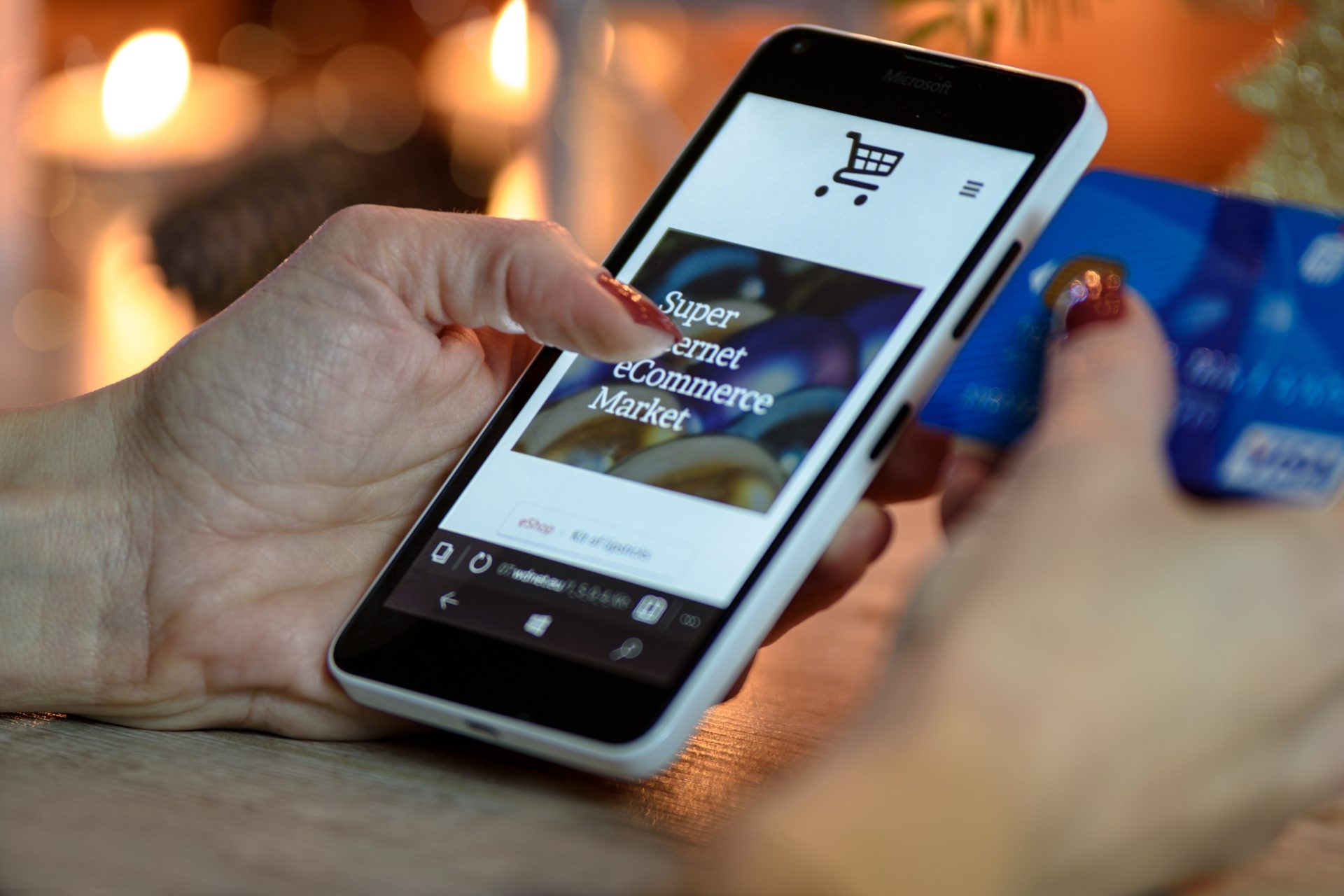 Una consumidora hace compras en un supermercado "online" a través de su teléfono móvil. Efeagro