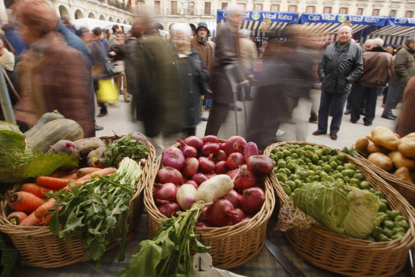 Fotografía de archivo de un puesto de hortalizas invernales en un mercado de Vitoria (Álava). EFE/David Aguilar