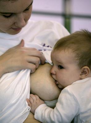 Una madre amamanta a su hijo. Foto: Archivo / Jorge Zapata.
