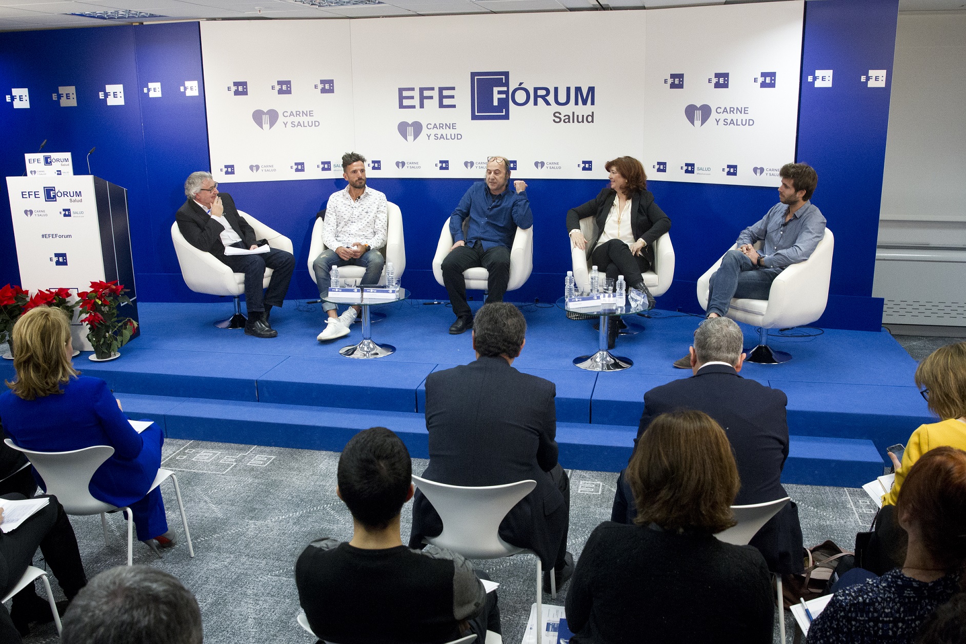 En la foto, de izquierda a derecha, el director de EfeSalud, Javier Tovar; el ex atleta profesional, Chema Martínez; el chef, Joaquín Felipe; la especialista en medicina de la Educación Física y el Deporte, África López y el ex atleta y subdirector técnico de "Carrera de la Mujer" , Miguel Cartagena. EFE/Javier Liaño.