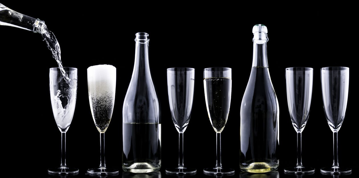 Imagen de copas de champán. Foto: Pexels.