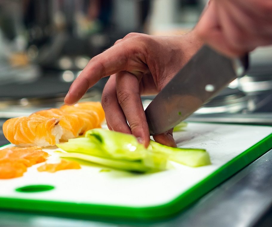Preparación de alimentos en una tabla. Efeagro