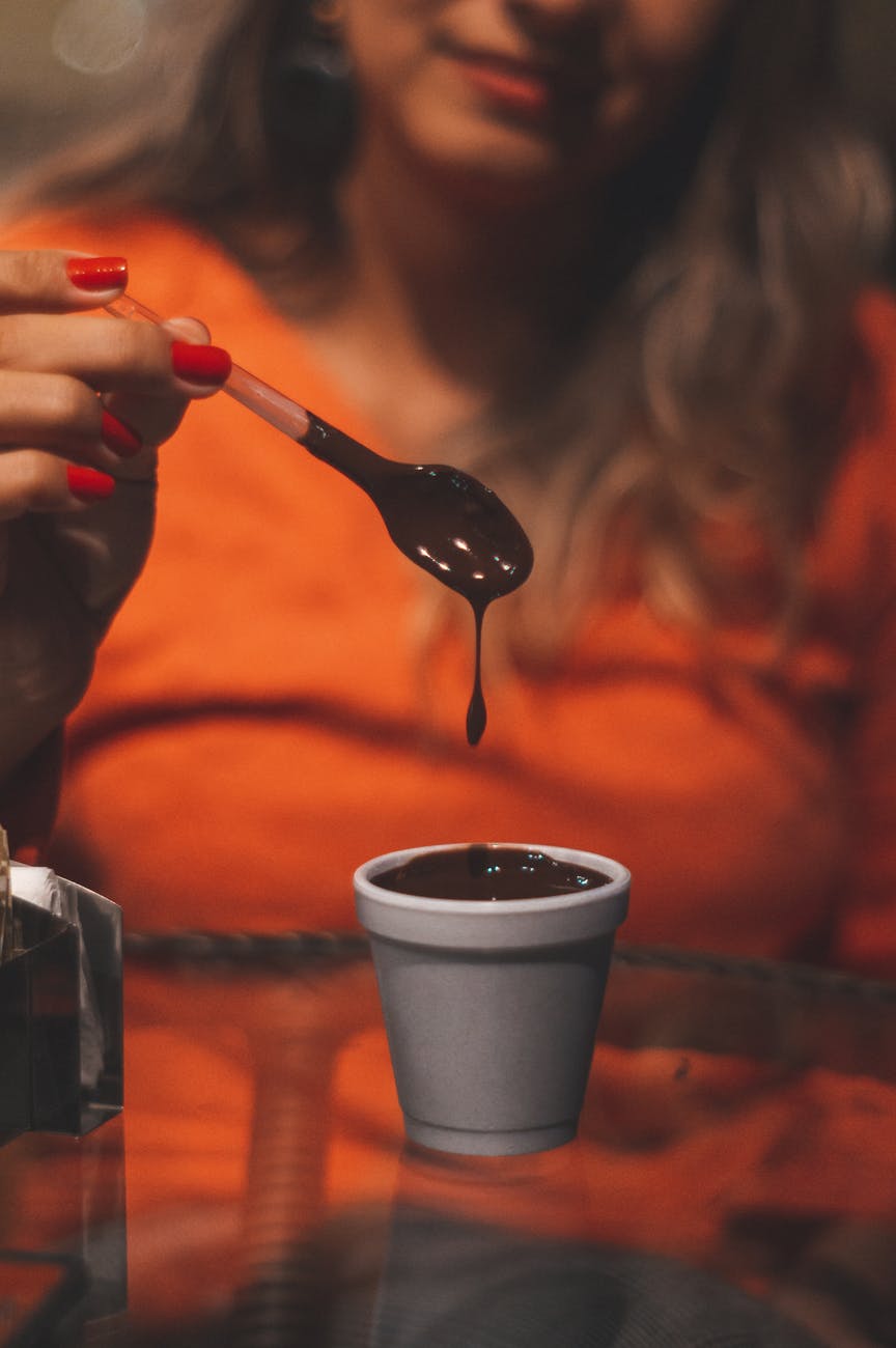 Una mujer con un chocolate ala taza. Foto: Pexels. 