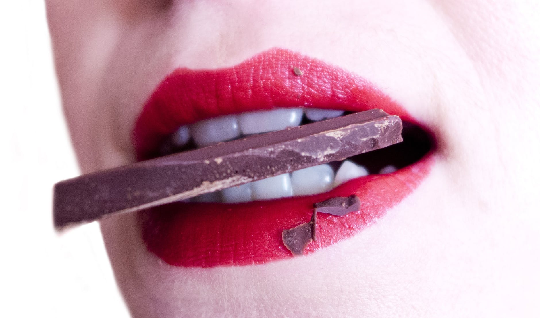 Una mujer come chocolate.Foto: Pexels.