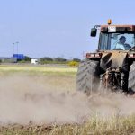 Un agricultor español labrando la tierra. Foto: Efeagro/Manu