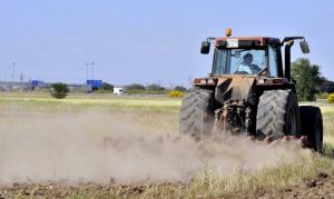 Un agricultor español labrando la tierra. Foto: Efeagro/Manu