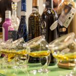 Una muestra de aceites de oliva de la provincia de Jaén. EFE/ Archivo/Carlos Cid