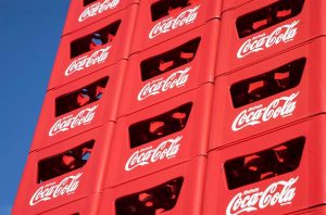 Cajas de botellas de Coca-Cola apiladas. Efeagro