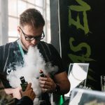 Un hombre expulsa vapor por la boca durante la feria "Vapevent Trade Show" de Nueva York. Efeagro/Alba Vigaray
