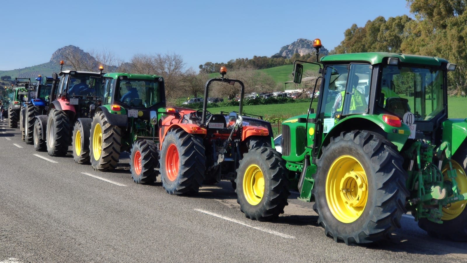Agricultores cortan carreteras con sus tractores en 2020. Efeagro/COAG