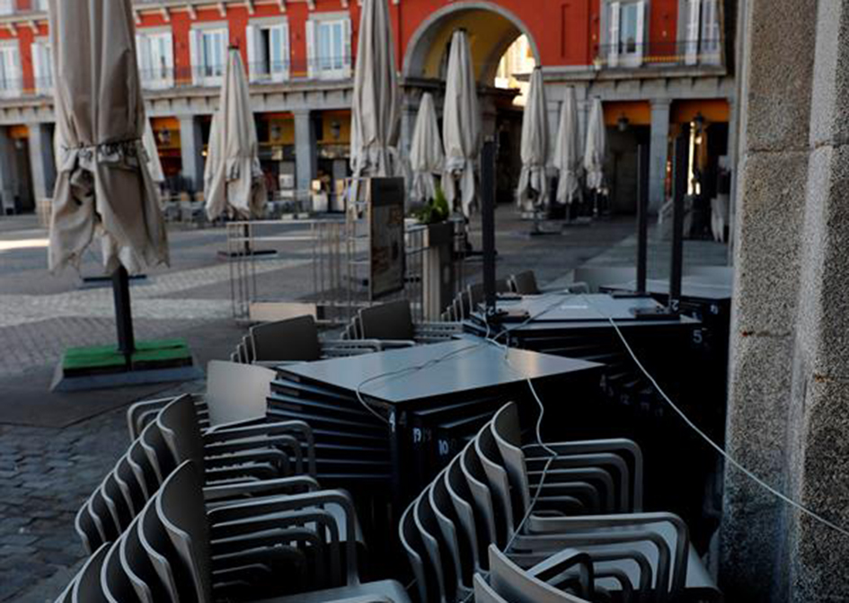 Un terraza de la Plaza Mayor de Madrid con todo su mobiliario recogido. Efeagro/Chema Moya
