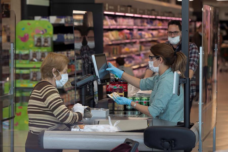 Una cajera trabajando en un supermercado. Efeagro/Marcial Guillén