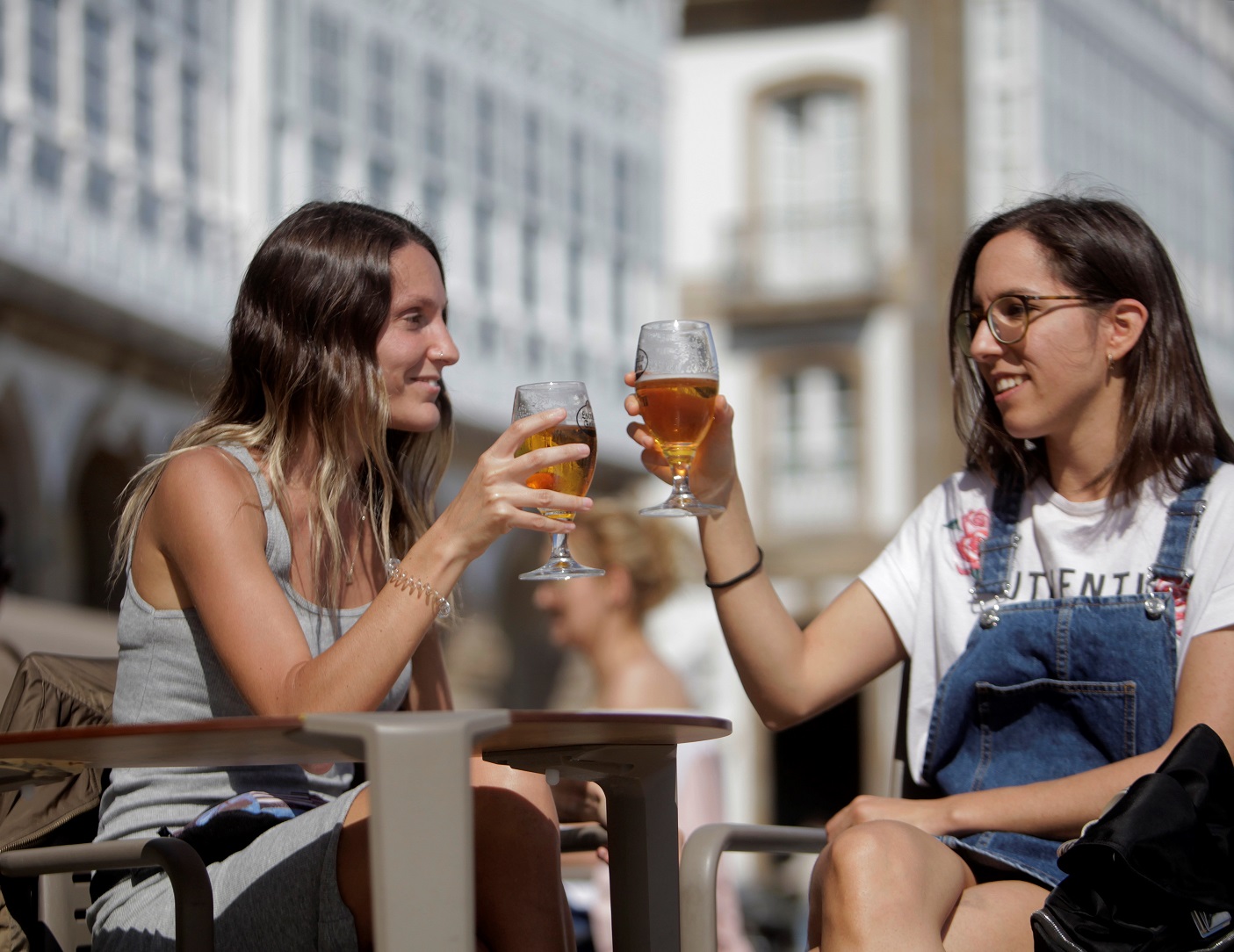 Dos mujeres disfrutan de la terraza de un local en la ciudad de A Coruña. Efeagro/Cabalar